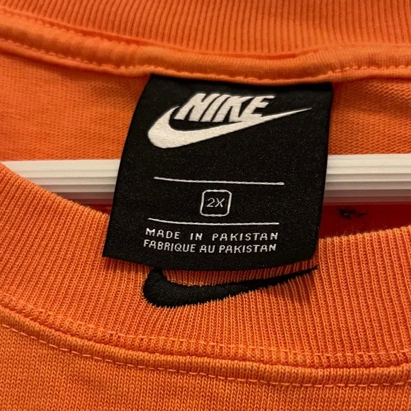 NWOT...Nike Women's Bright Orange Sleeveless Muscle Tank - Picture 2 of 4